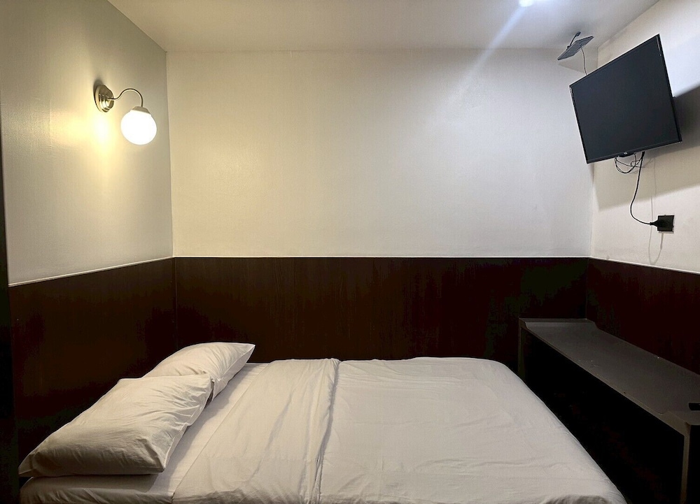 Double Room, No Windows photo 3