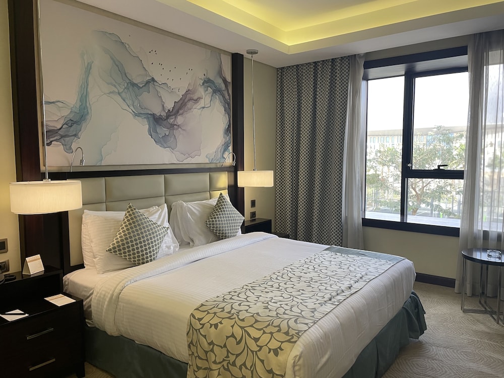 Deluxe City View Room, King Bed - Photo 6