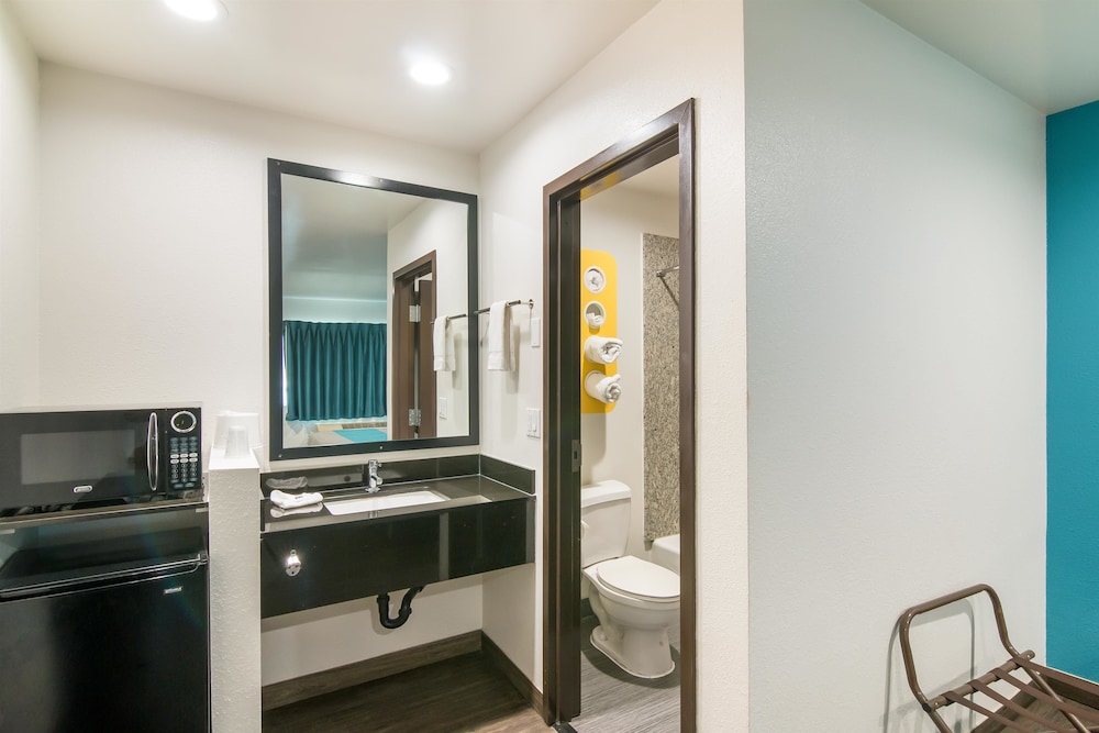 Deluxe Suite, 1 King Bed, Non Smoking, Refrigerator & Microwave - Photo 13