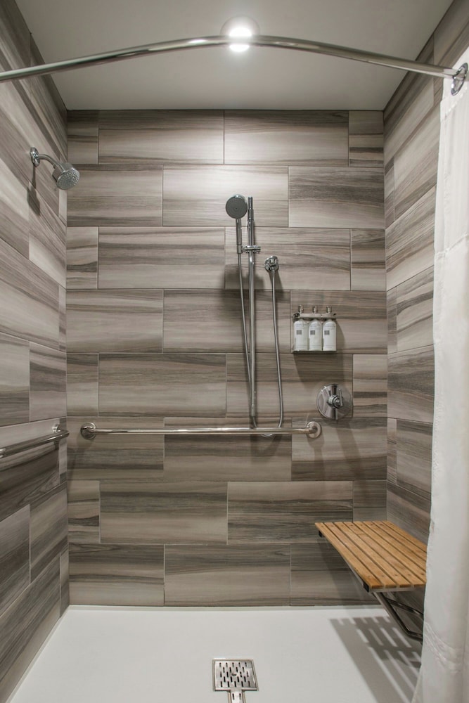 Room, 2 Queen Beds (Mobility Accessible, Roll-in Shower) - Photo 10