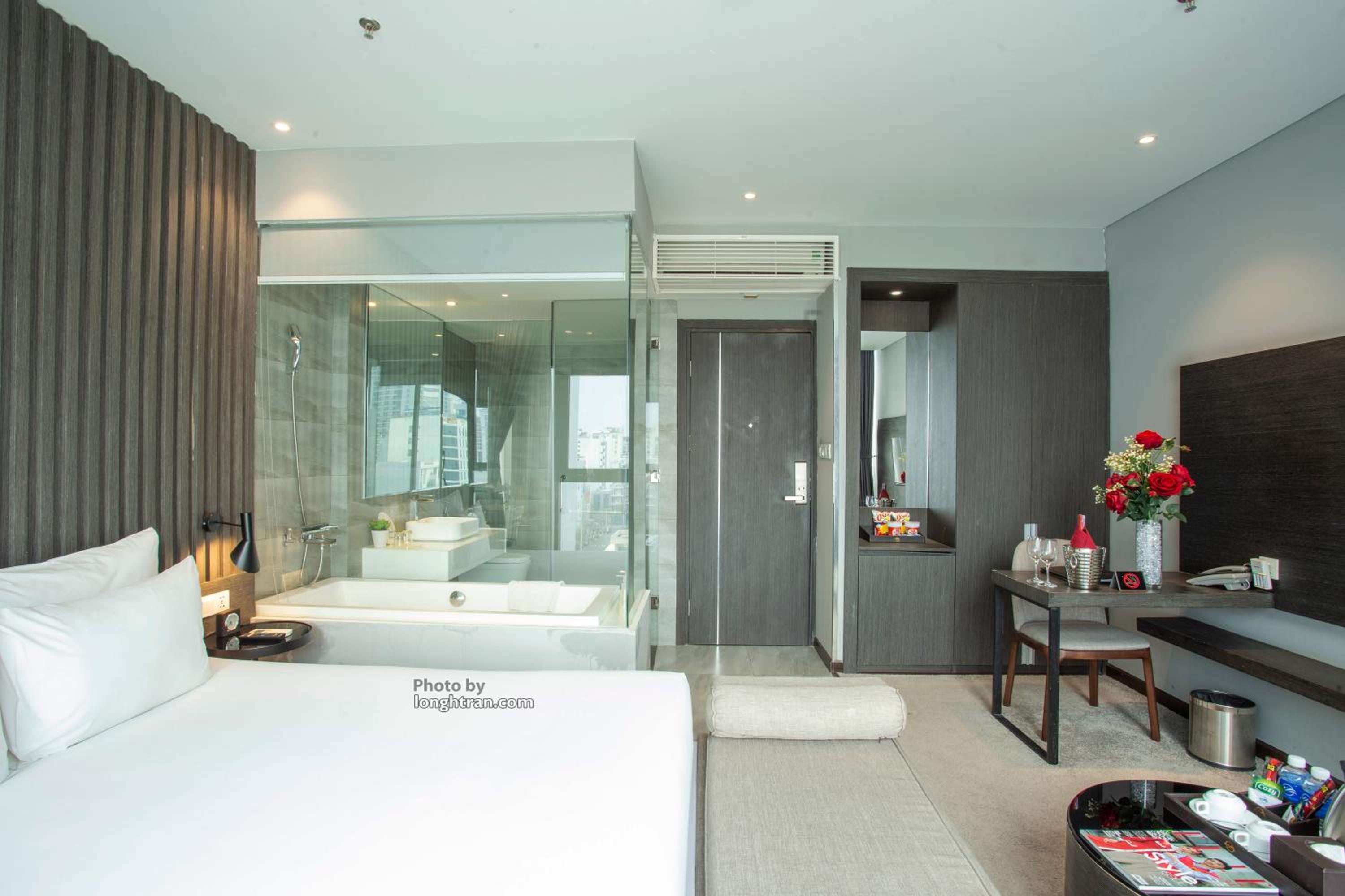 Junior Suite with City View and Bathtub photo 3