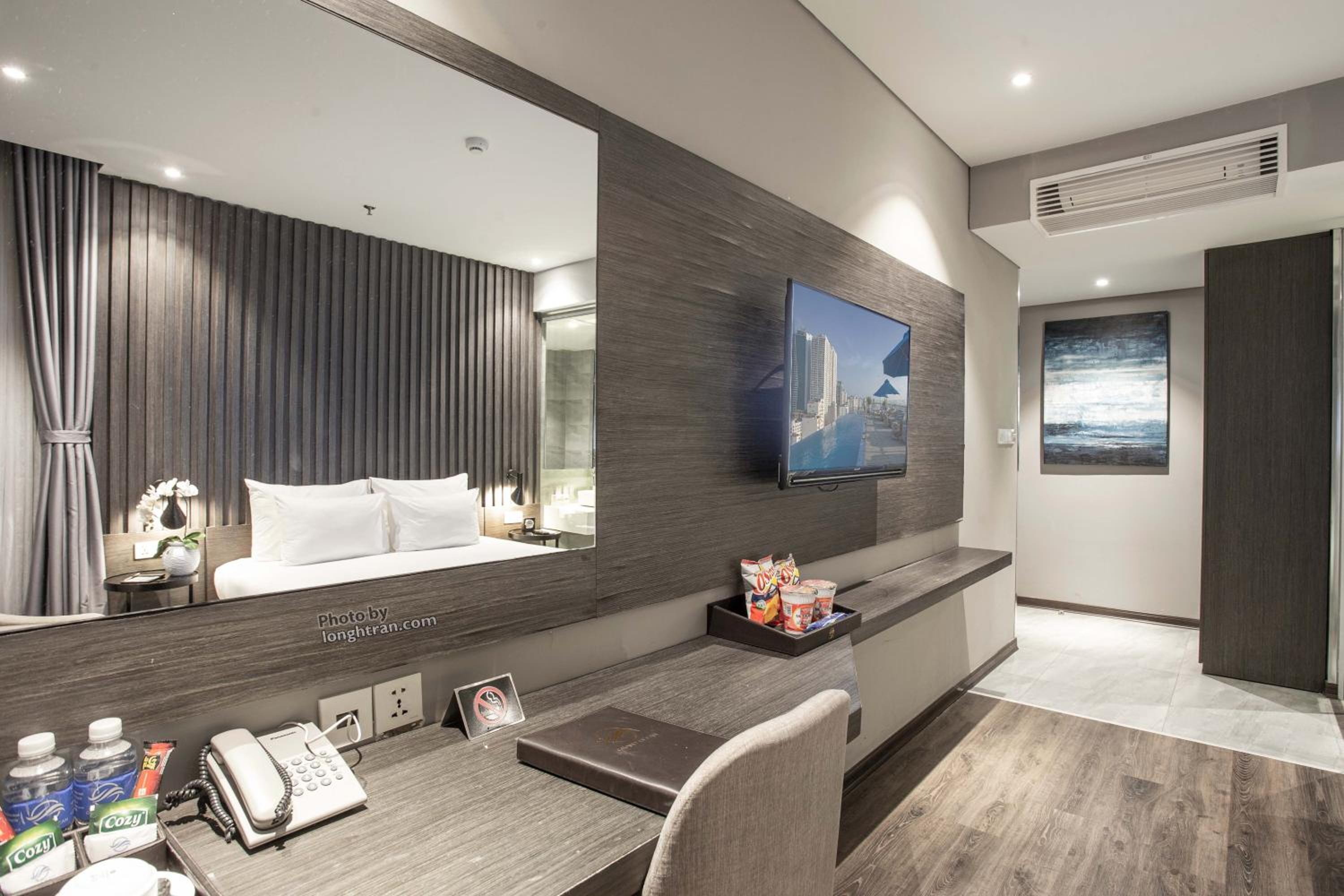 Corner Suite with City View photo 3