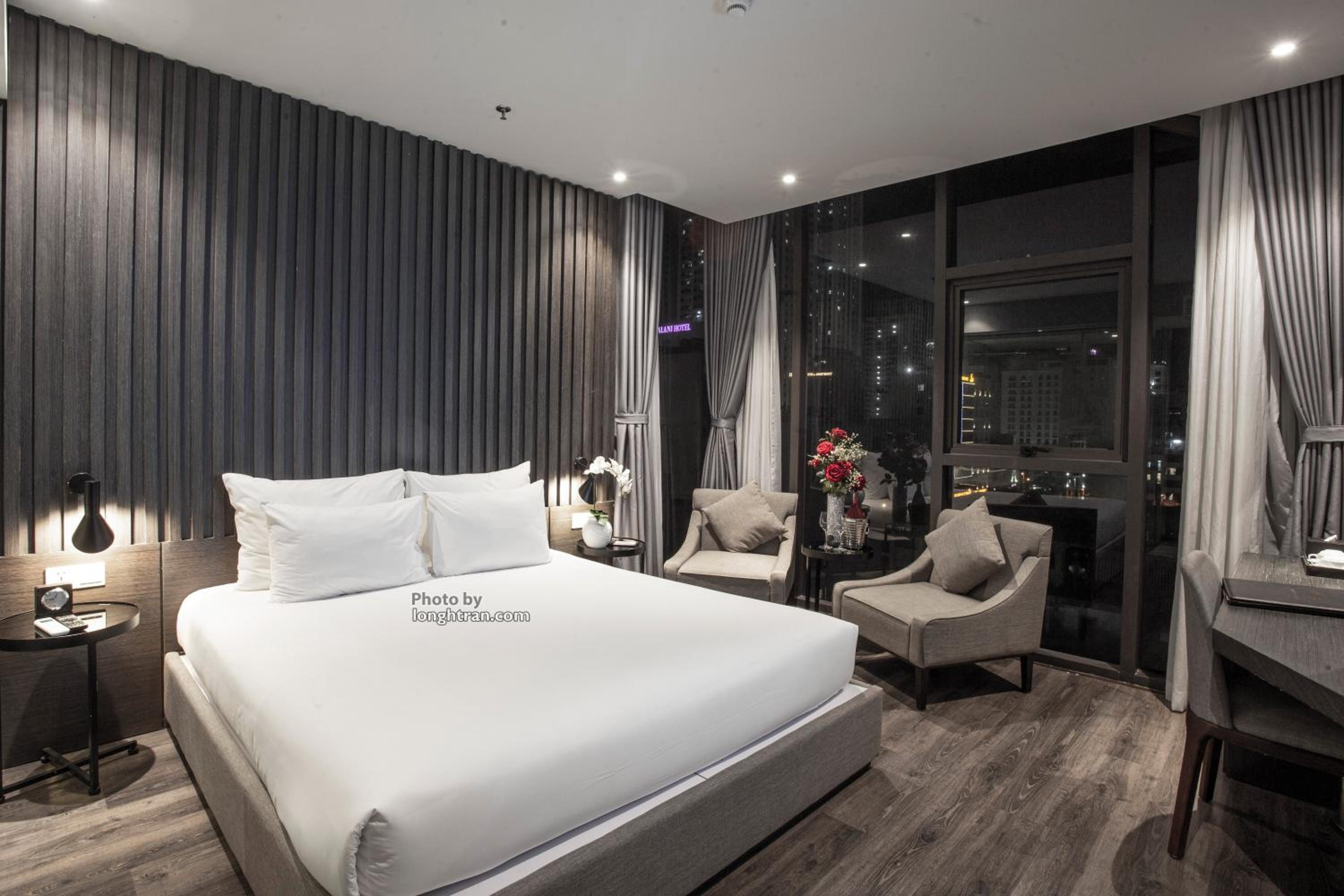 Corner Suite with City View photo 2