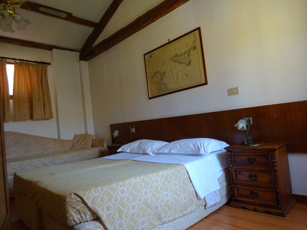 Economy Double Room, Shared Bathroom photo 1