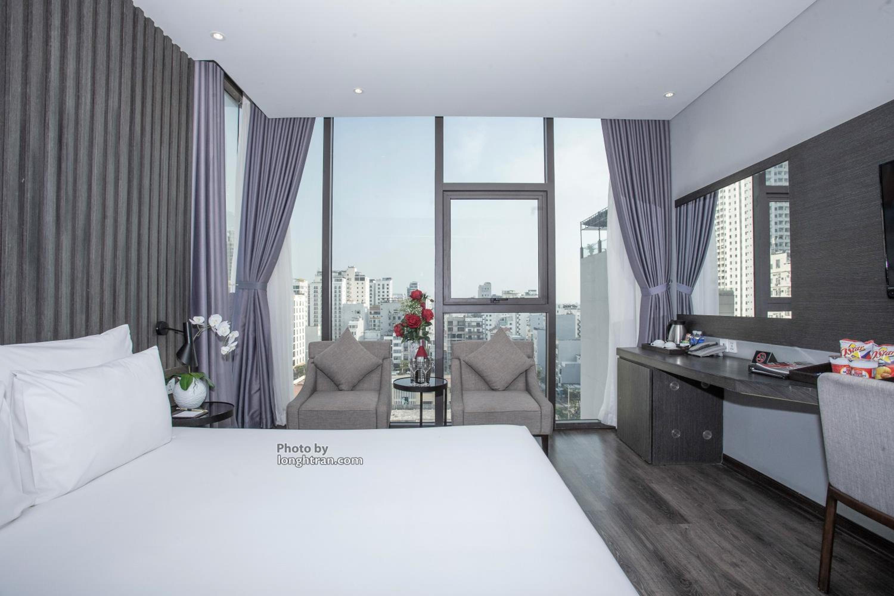 Corner Suite with City View photo 1