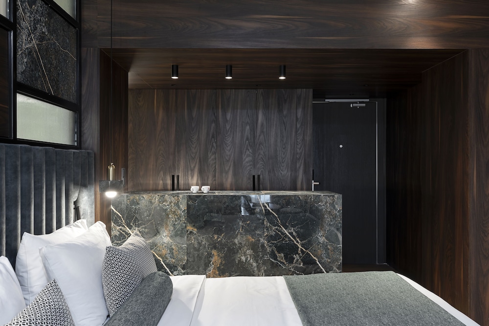 Executive Suite with Jacuzzi - Photo 8