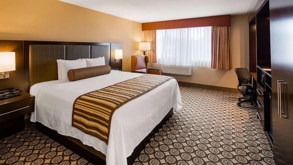 Suite, 1 King Bed, Refrigerator & Microwave - Photo 1