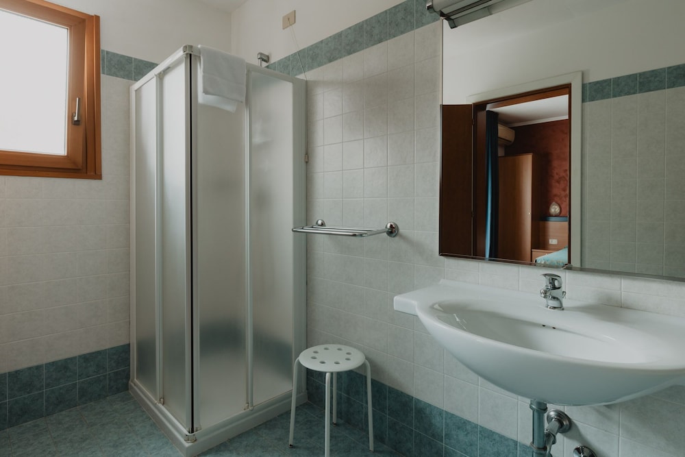 Quadruple Room - Photo 11