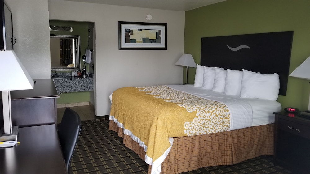 Standard Room, 1 King Bed - Photo 1