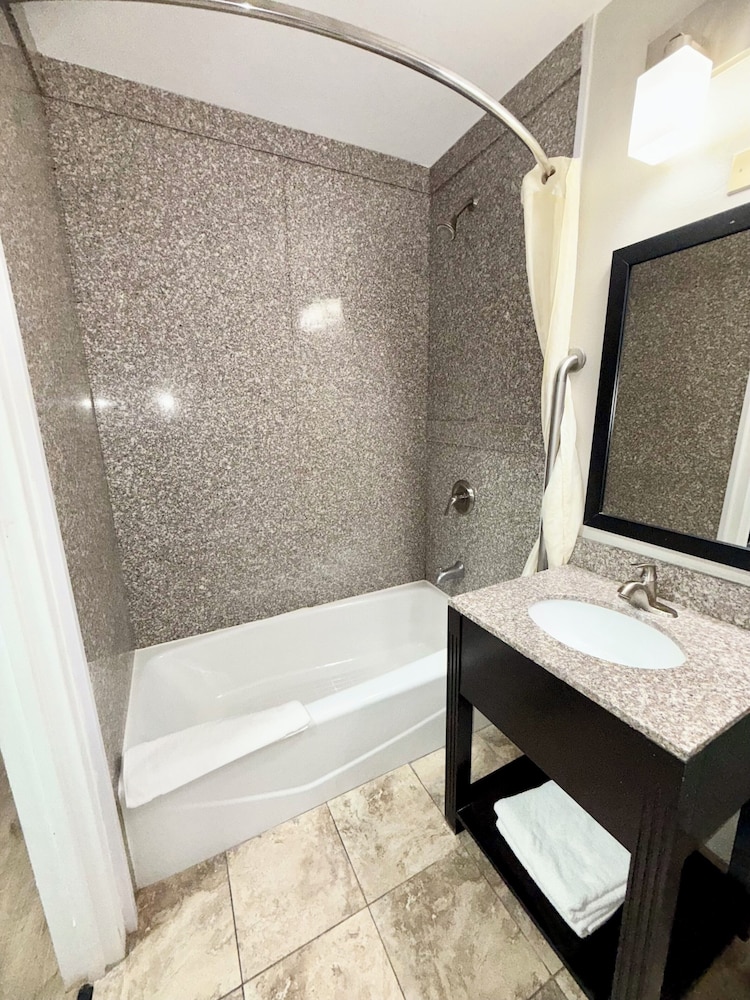 Room, 1 King Bed, Roll-in Shower, Non Smoking - Photo 2