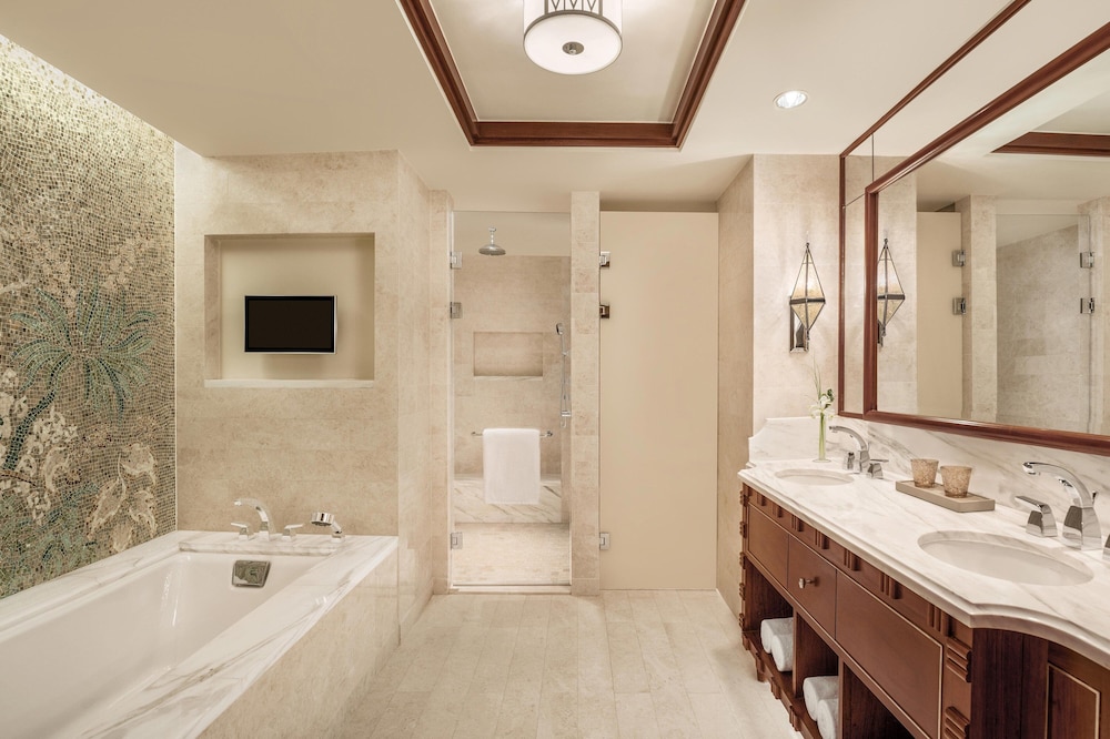 Grand Room, 1 King Bed (Grand Deluxe Room) thumbnail 5