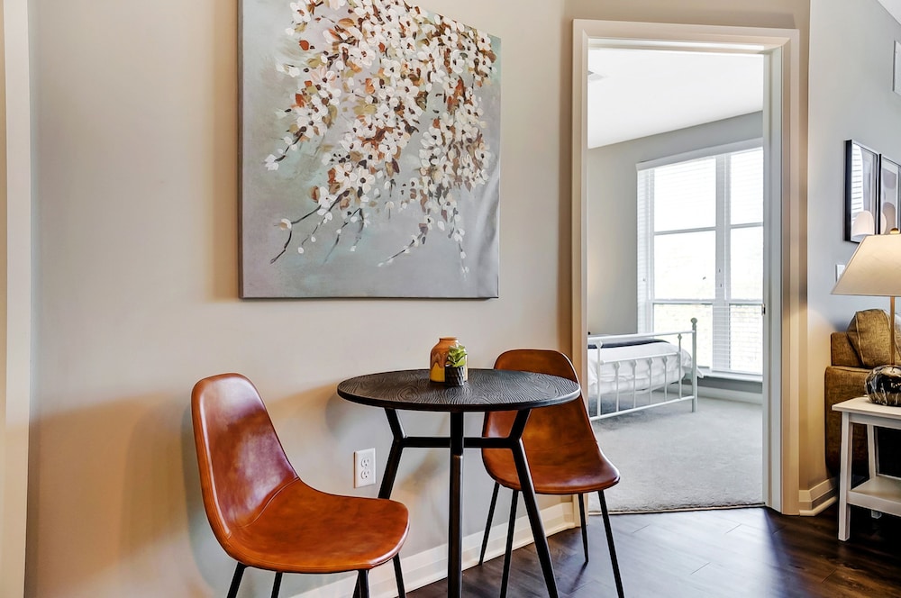Downtown Designer 2BR Parking W D Gym Pool, Foto 5