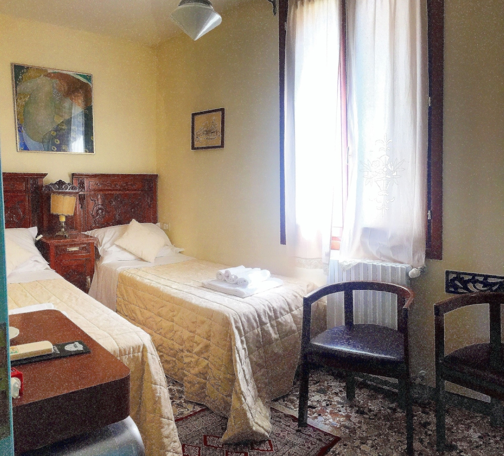 Basic Twin Room (small) photo 1