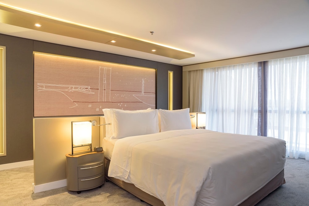 Premium Room, 1 King Bed, Pool View