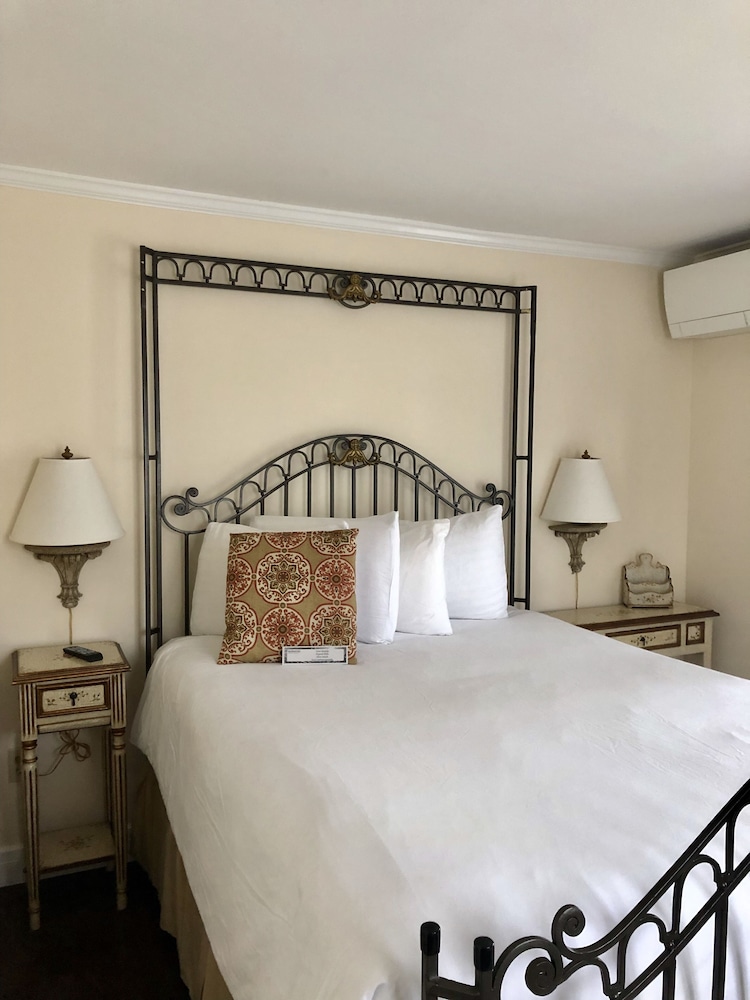 Standard Room, 1 Queen Bed photo 3
