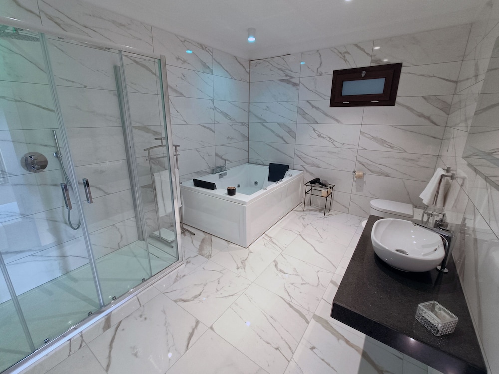 Deluxe Double Room, Private Bathroom, Courtyard View