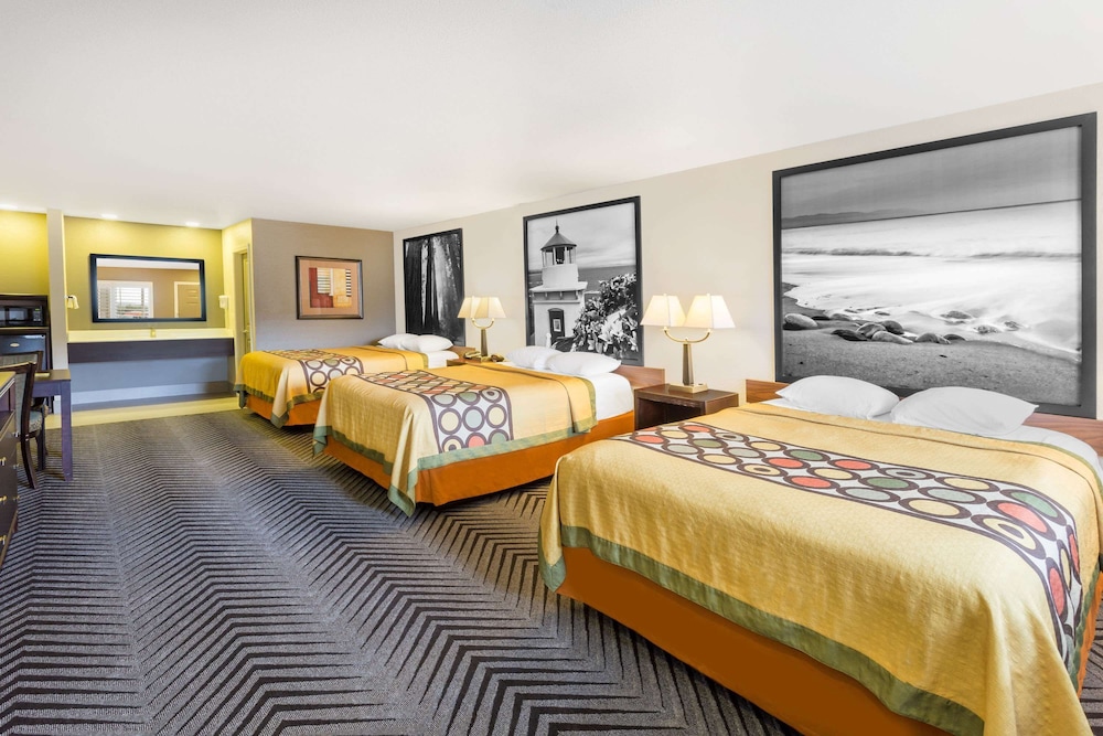 Room, Multiple Beds, Non Smoking - Photo 1