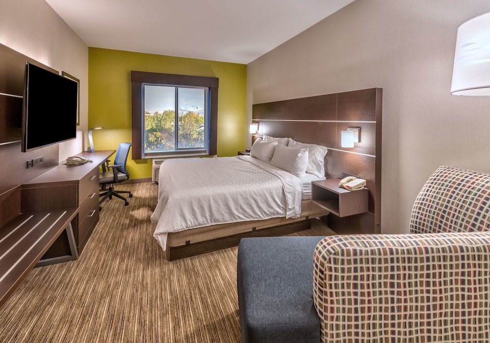 Standard Room, 1 King Bed, Roll-in Shower (Communications) - Photo 1