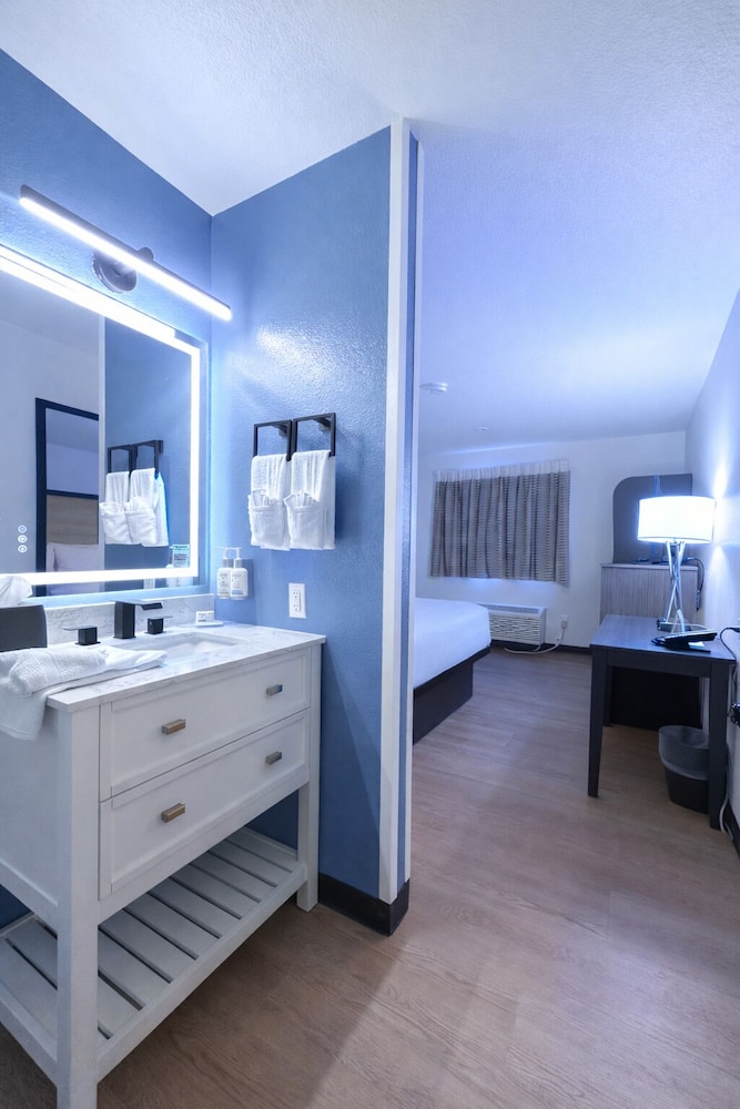 Standard Room, 1 Queen Bed photo 1