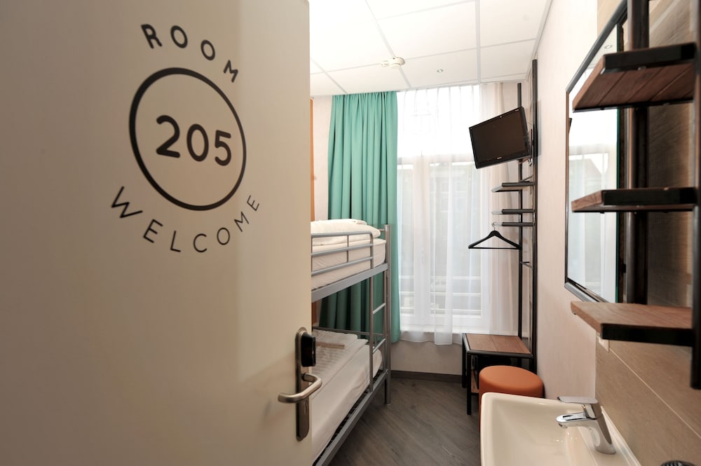 Basic Twin Room, Shared Bathroom photo 1