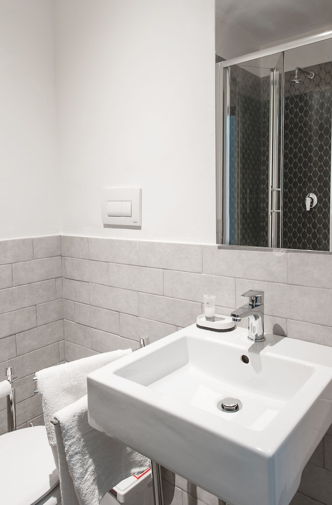Basic Single Room, 1 Twin Bed, Private Bathroom photo 2