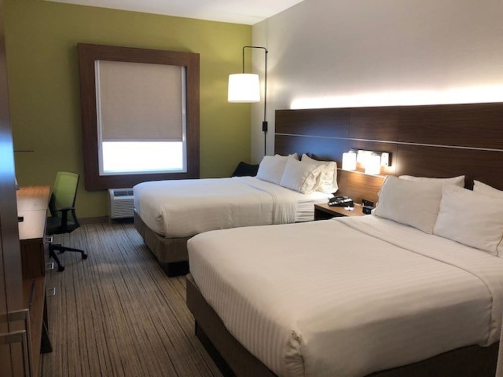 Standard Room, 2 Queen Beds - Photo 4