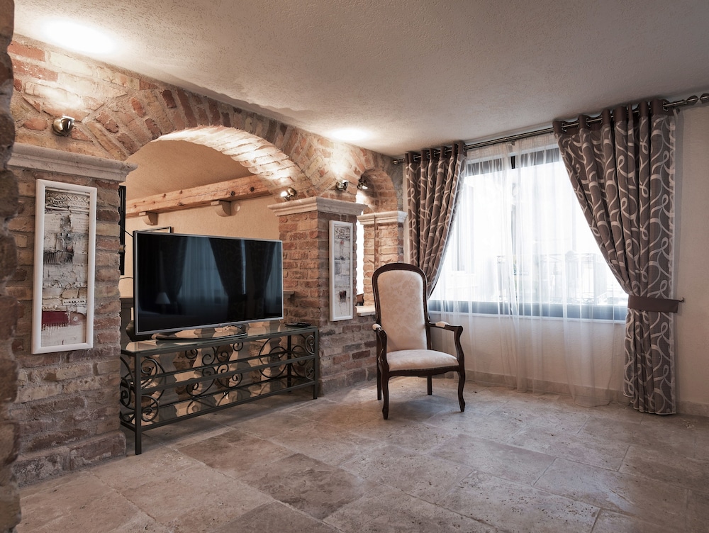 Duplex, 1 Bedroom, Balcony, Partial Ocean View photo 2