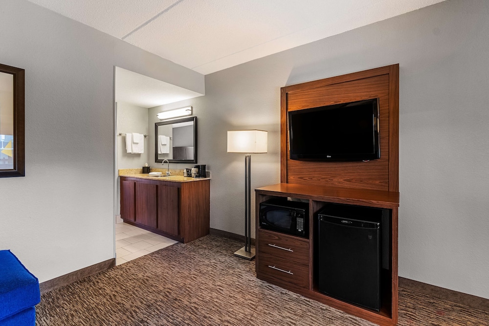 Suite, 2 Queen Beds, Refrigerator & Microwave, Poolside (1st Floor) photo 2