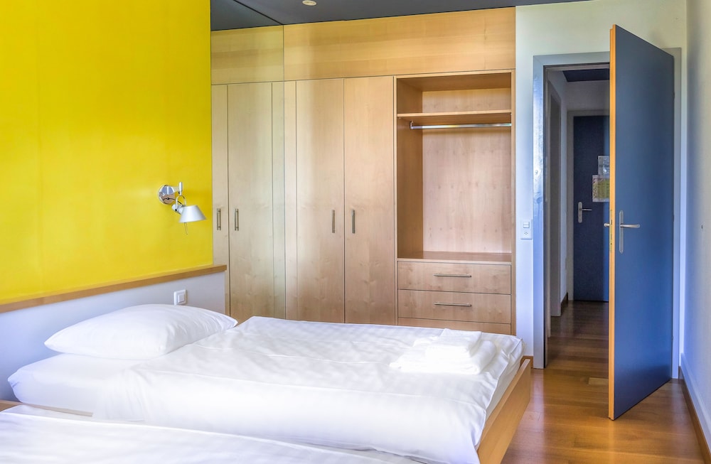 Standard Twin Room, Private Bathroom, Lake View (Château Léman) photo 3