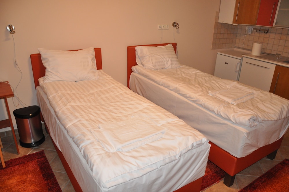 Standard Room, 2 Twin Beds, Courtyard View photo 1