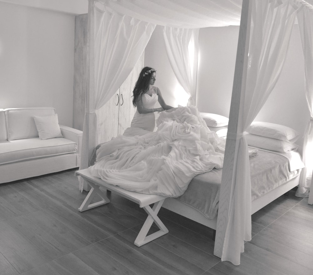 Honeymoon Suite, Hot Tub - Photo 3