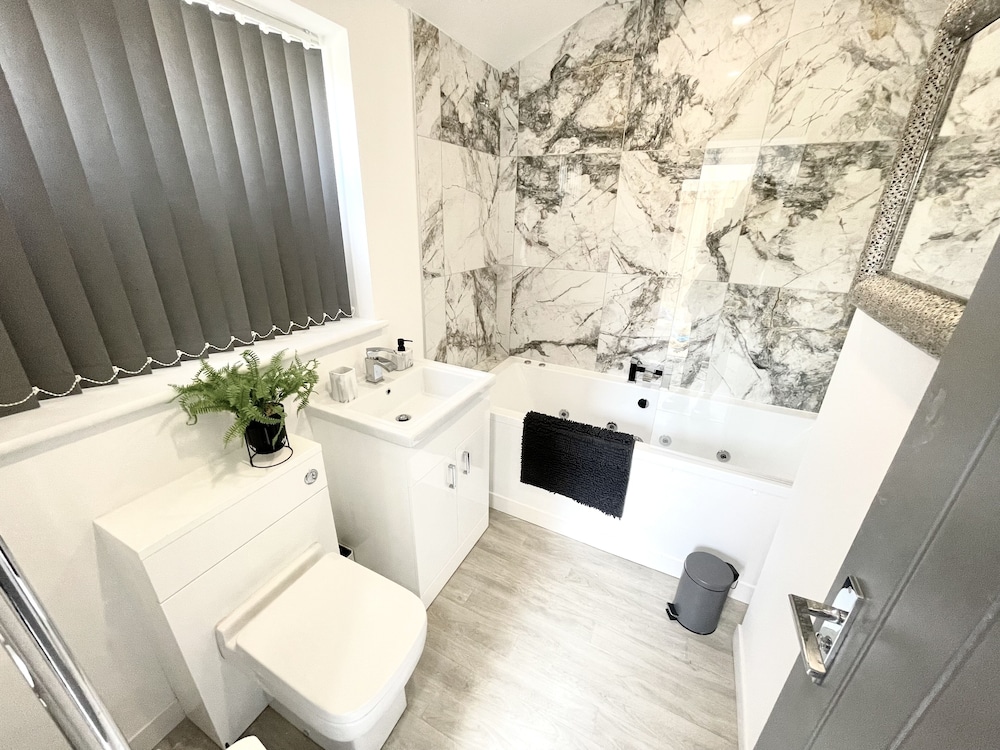 Luxury Apartment, Private Bathroom, Garden View (HOT TUB & spa bath ) - Photo 7