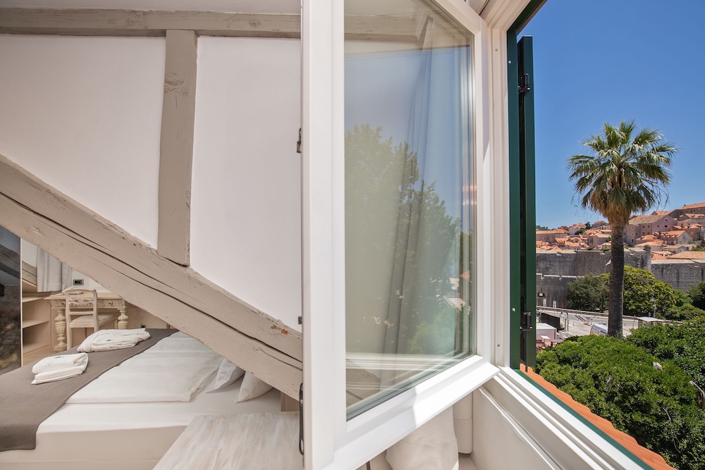 Studio (Luxury Superior Suite Attic)