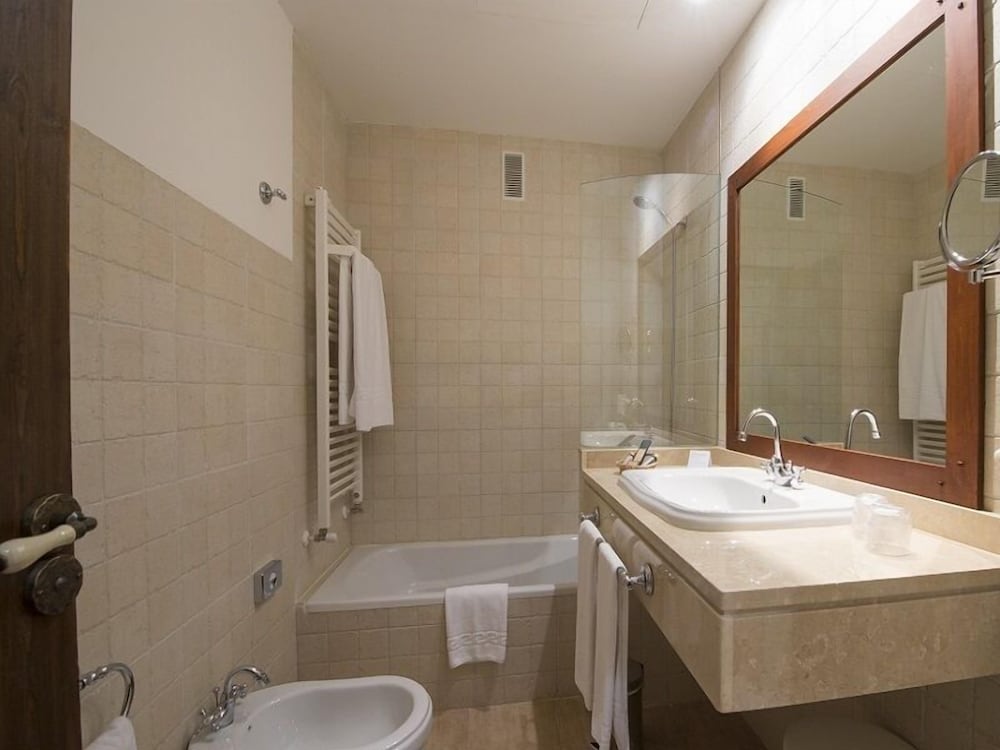 Deluxe Suite, Jetted Tub