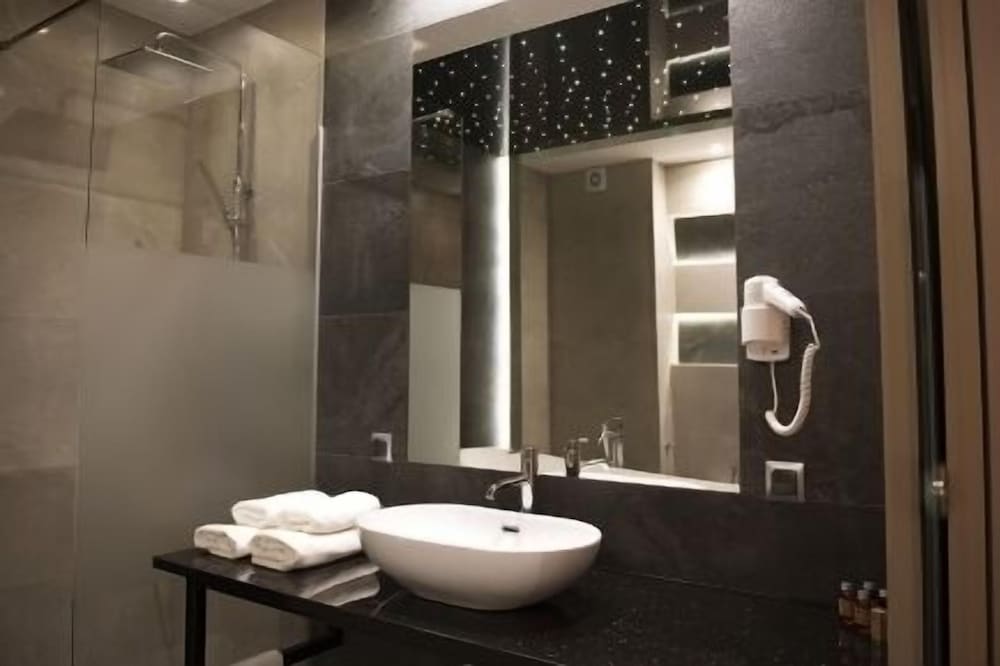 Standard Double Room, 2 Twin Beds, Private Bathroom