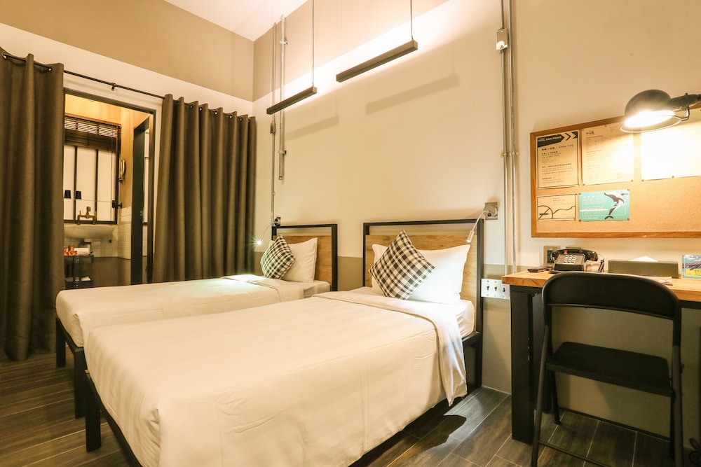 Superior Twin Room, 2 Twin Beds, No Windows photo 3