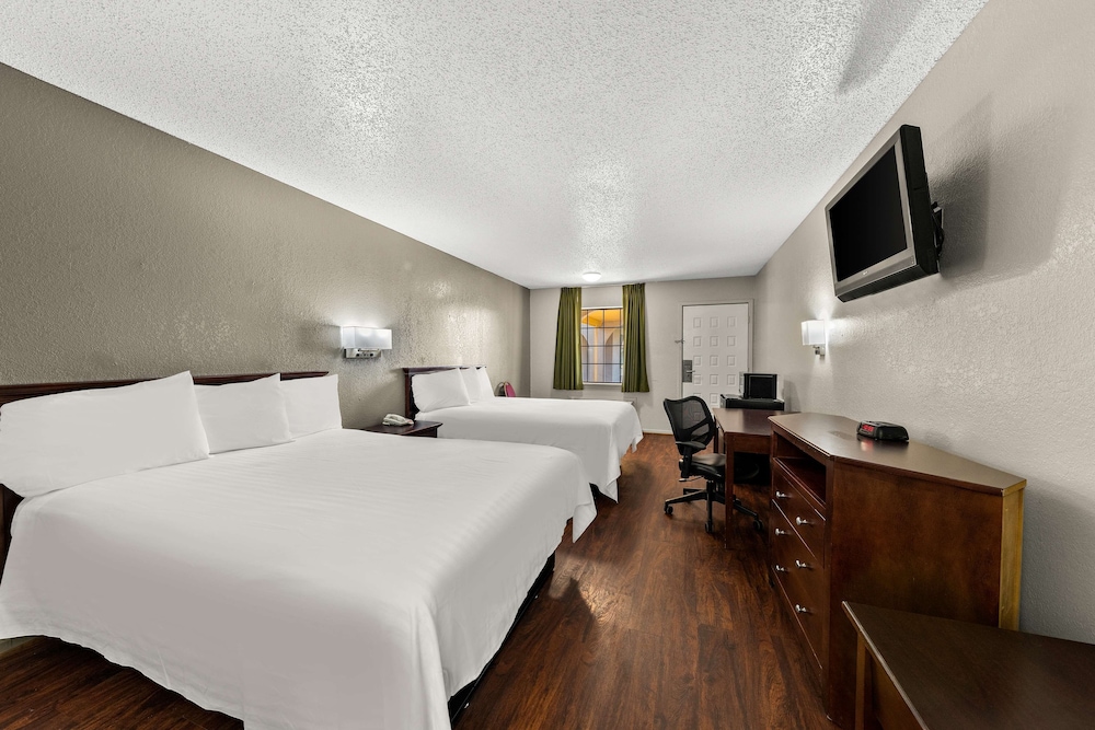 Room, 2 Queen Beds, Smoking photo 3