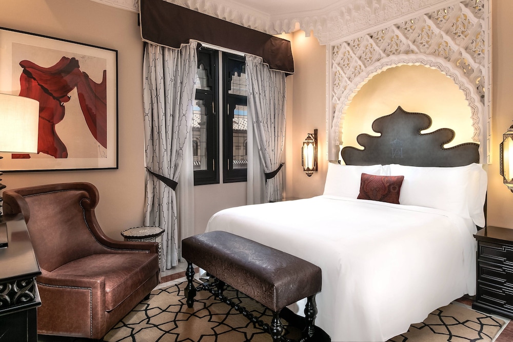 Deluxe Room, 1 King Bed, Courtyard View