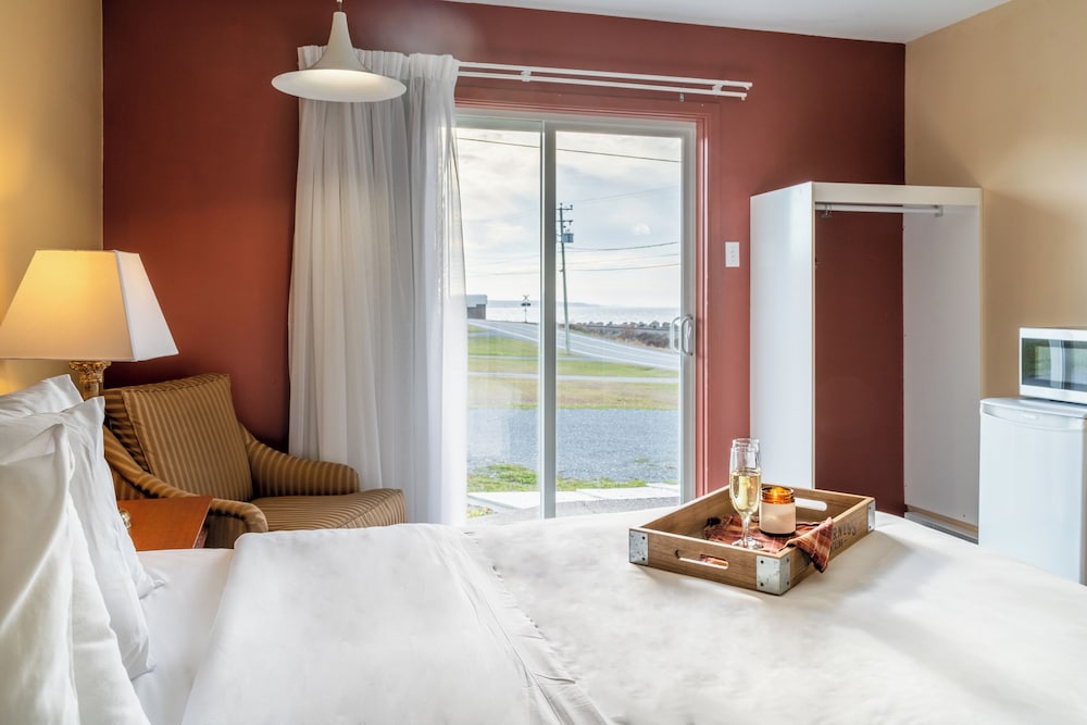 Deluxe Room, 1 King Bed, Refrigerator, Sea View photo 2