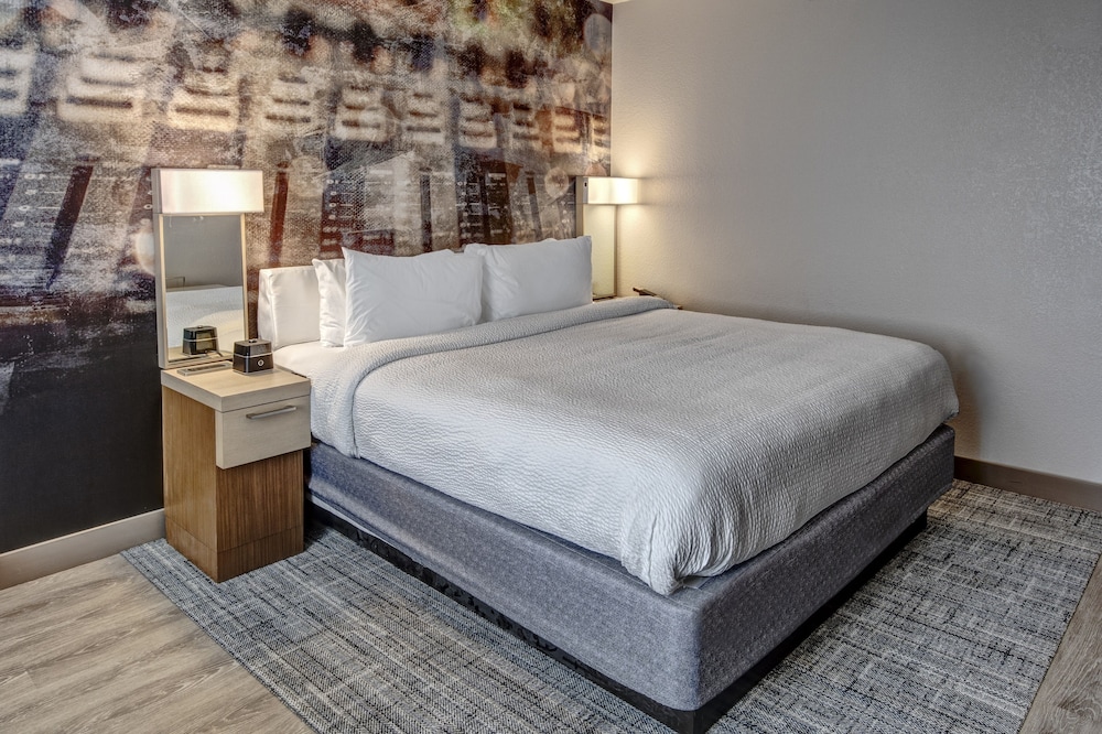 Room, 1 King Bed, Balcony (Hearing Accessible) photo 1