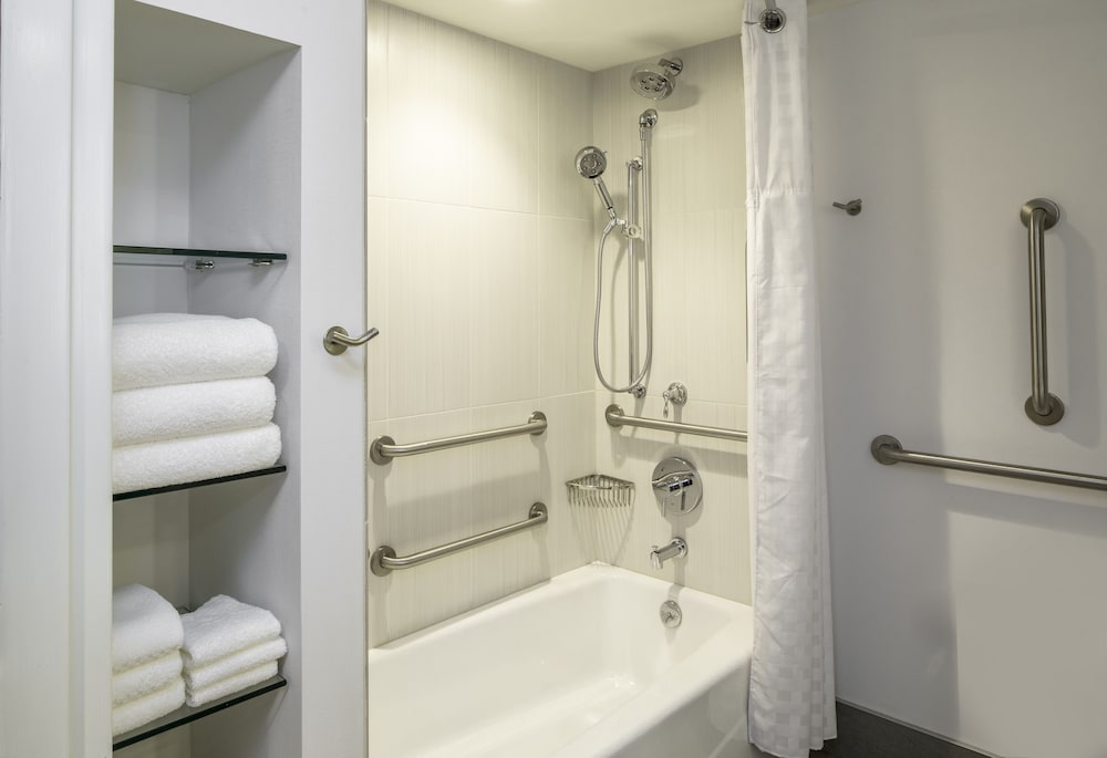 Room, 1 King Bed, Accessible, Bathtub (Mobility/Hearing) - Photo 7