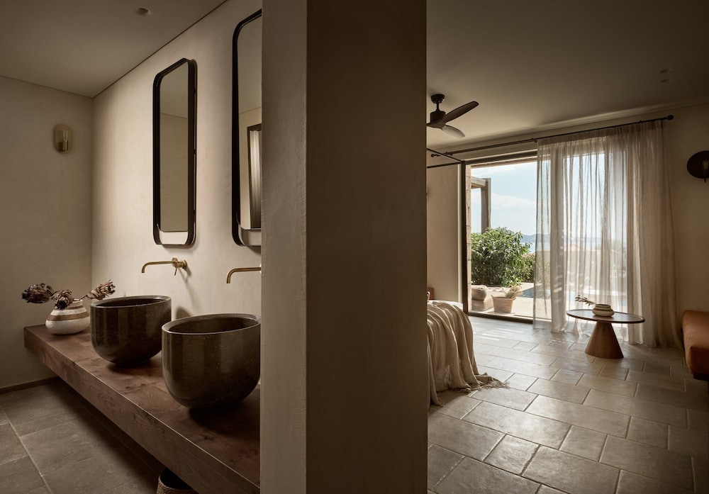 Superior Suite with Private Pool and Sea View - Photo 2