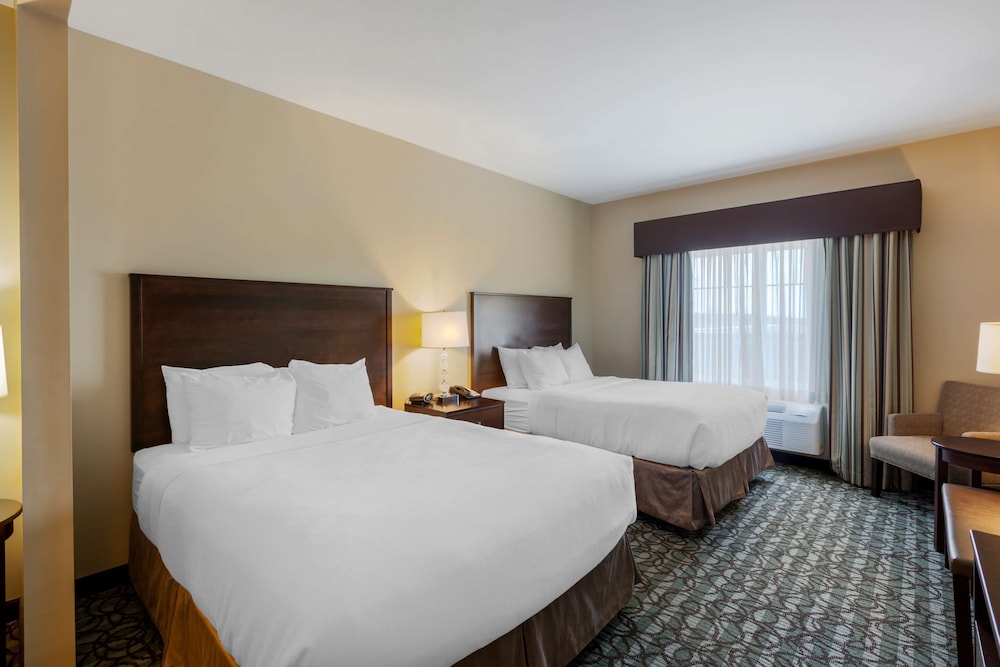 Suite, 2 Queen Beds, Accessible, Refrigerator & Microwave (with Sofabed) photo 3