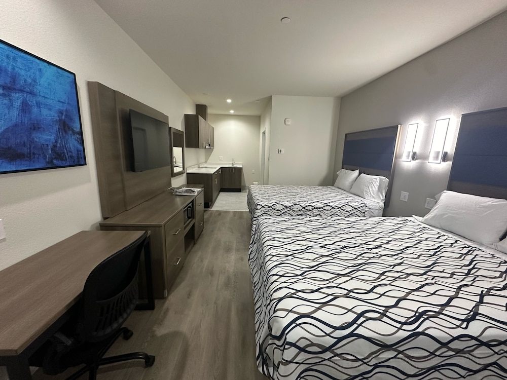 Junior Suite, 2 Queen Beds, Kitchenette