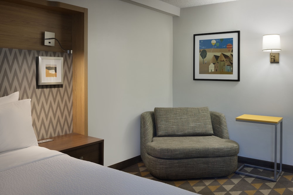 Room, 1 King Bed, Pool Access, Courtyard View - Photo 1
