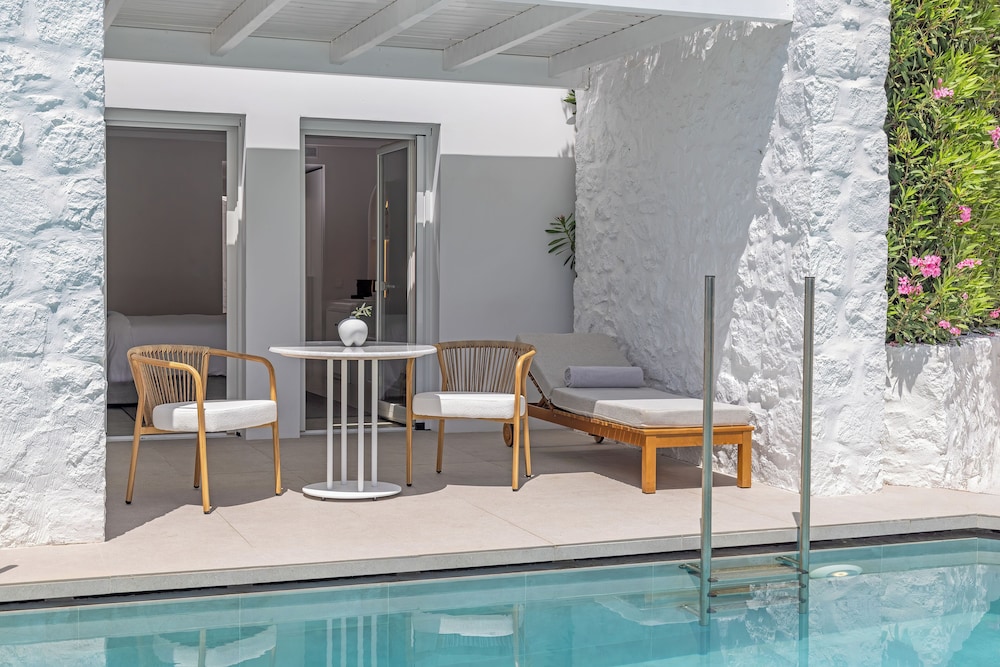 Grand Room, 1 King Bed, Poolside (View)