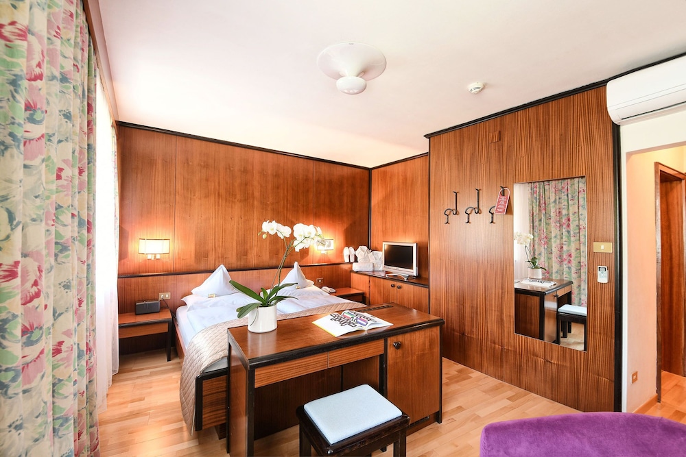 Double Room (EAST SIDE without balcony) - Photo 4