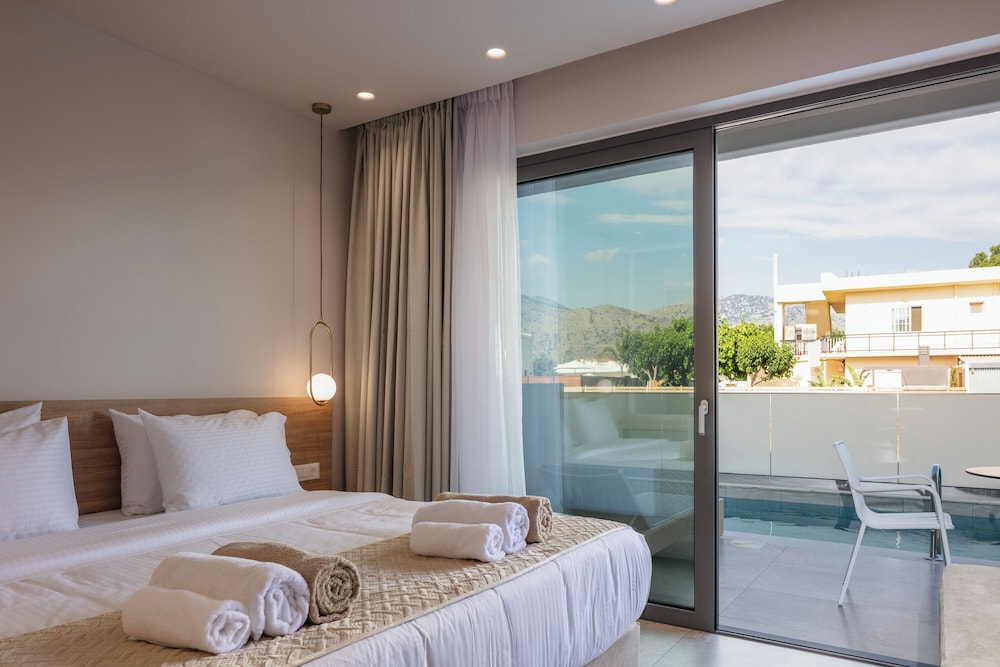 Superior Room with Private Pool - Photo 15