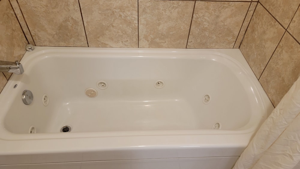 Jetted Tub, 2 Queen Beds photo 2