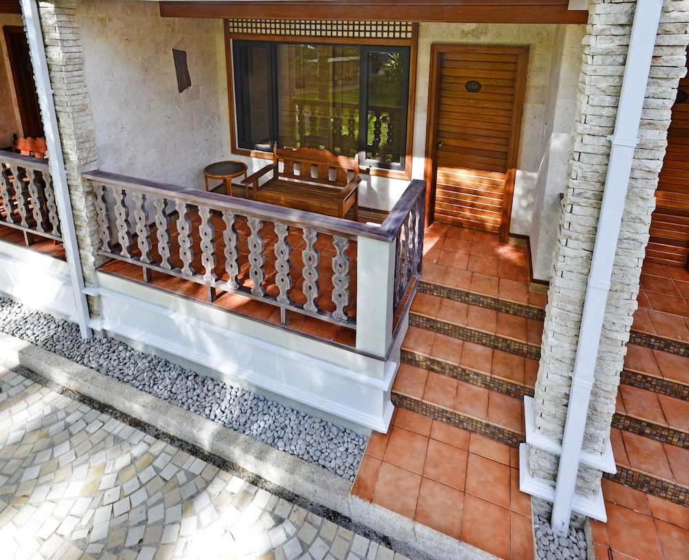 Deluxe Poolside with Private Balcony photo 3
